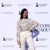 Sofia Carson é sempre vista com branco e tecidos metalizados