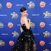 Sofia Carson combina vestido preto com transparência para resultado mais sensual