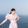 Sofia Carson: babados, ombros marcados e estampas floridas compõem o look romântico