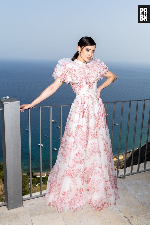 Sofia Carson: babados, ombros marcados e estampas floridas compõem o look romântico