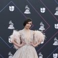 Sofia Carson foi com decote profundo e plumas como acessórios em evento do Grammy Latino em 2021