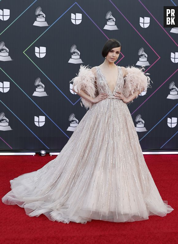 Sofia Carson foi com decote profundo e plumas como acessórios em evento do Grammy Latino em 2021