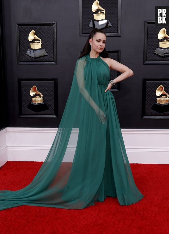 Vestido verde de Sofia Carson, para o Grammy 2022, foi um dos looks mais comentados da artista