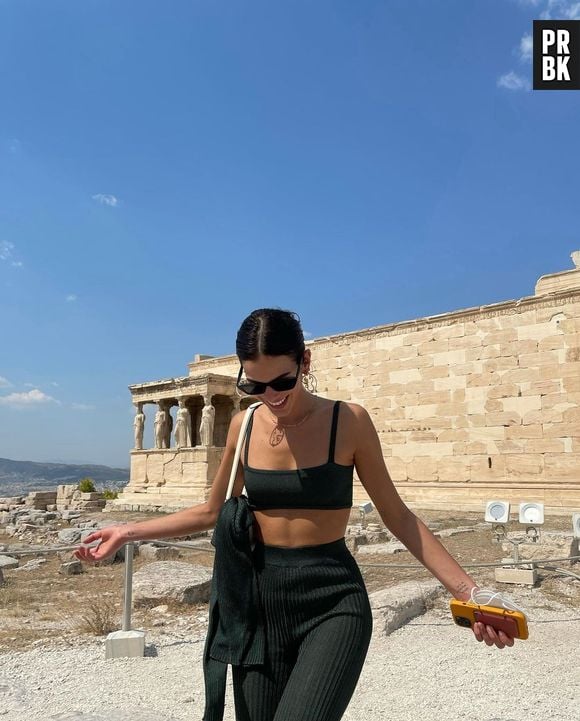 Bruna Marquezine investe em conjunto all black em viagem