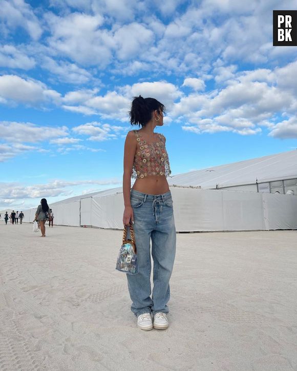 Bruna Marquezine combina cropped com transparência e calça boy friend de cintura baixa em look do dia