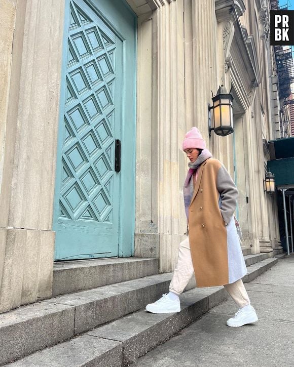 Bruna Marquezine afasta frio com trench coat, touca e cachecol