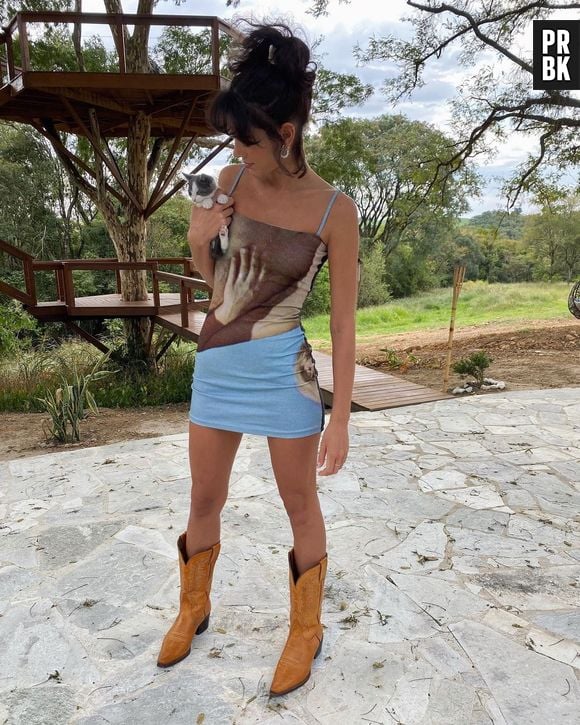 Bruna Marquezine mistura minidress com bota estilo country