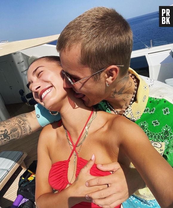 Hailey Bieber admitiu um outro contratempo na relação: à distância. "No final do dia, ele é meu melhor amigo, mas ainda dá muito trabalho para fazer funcionar", disse