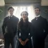 "Enola Holmes 2": Enola (Millie Bobby Brown), Sherlock (Henry Cavill) e Tewkesbury (Louis Partridge) aparecem encarando documento em primeiras imagens do filme