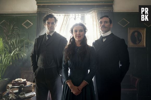 "Enola Holmes 2": Enola (Millie Bobby Brown), Sherlock (Henry Cavill) e Tewkesbury (Louis Partridge) aparecem encarando documento em primeiras imagens do filme