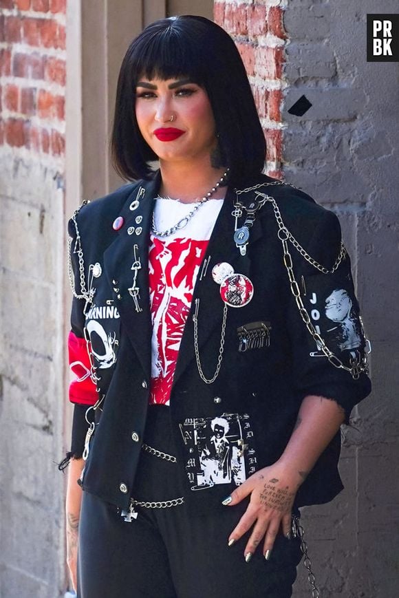 Demi Lovato tem música sobre amigos mortos no seu novo álbum, "HOLY FVCK"