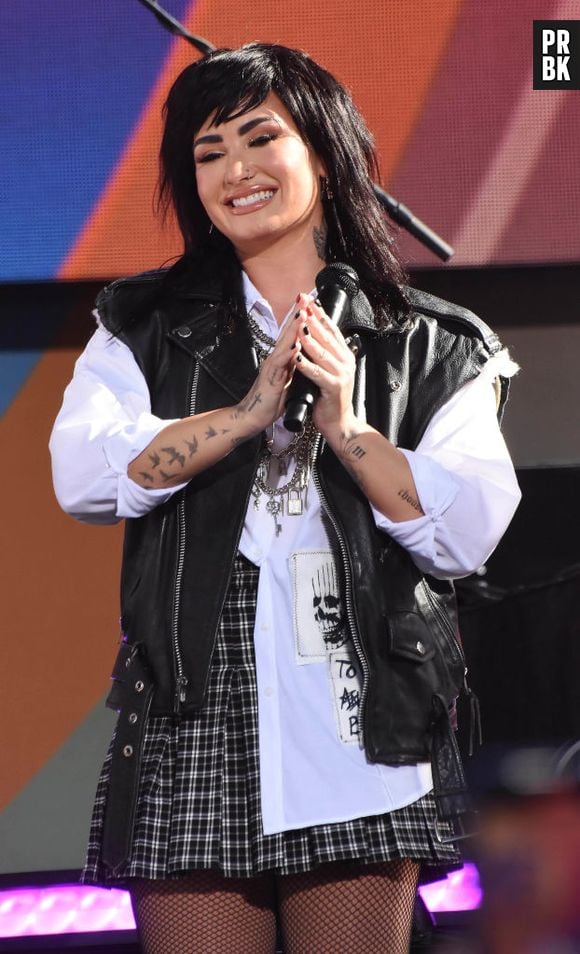 Em boa fase, Demi Lovato celebra retorno à música com o álbum "HOLY FVCK"