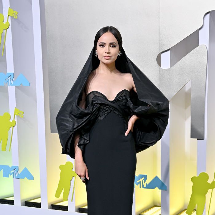 Sofia Carson usou um vestido Carolina Herrera e joias David Yurma no red carpet do MTV Video Music Awards 2022