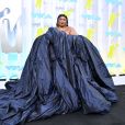 Lizzo exibe seu look  azul-marinho cintilante, do estilista  Jean Paul Gaultier,   no red carpet do MTV Video Music Awards 2022