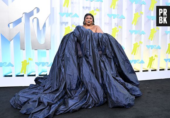 Lizzo exibe seu look azul-marinho cintilante, do estilista Jean Paul Gaultier, no red carpet do MTV Video Music Awards 2022