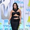 Ashley Graham exibe seu look com a tendência cut out no red carpet do MTV Video Music Awards 2022