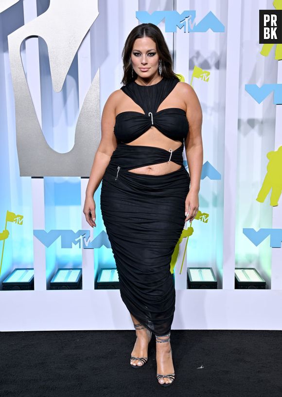 Ashley Graham exibe seu look com a tendência cut out no red carpet do MTV Video Music Awards 2022