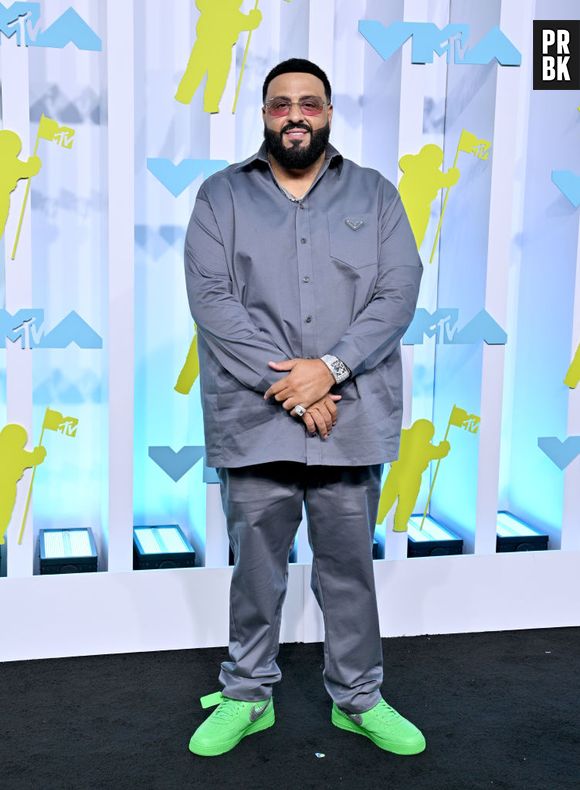 DJ Khaled exibe seu look no red carpet do MTV Video Music Awards 2022 e chama atenção para o contraste com tênis verde neon