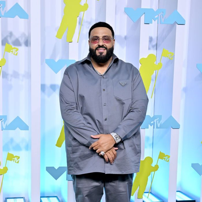  DJ Khaled  exibe seu look no red carpet do MTV Video Music Awards 2022 e chama atenção para o contraste com tênis verde neon