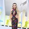 Sabrina Carpenter usou um vestido floral Moschino no red carpet do MTV Video Music Awards 2022