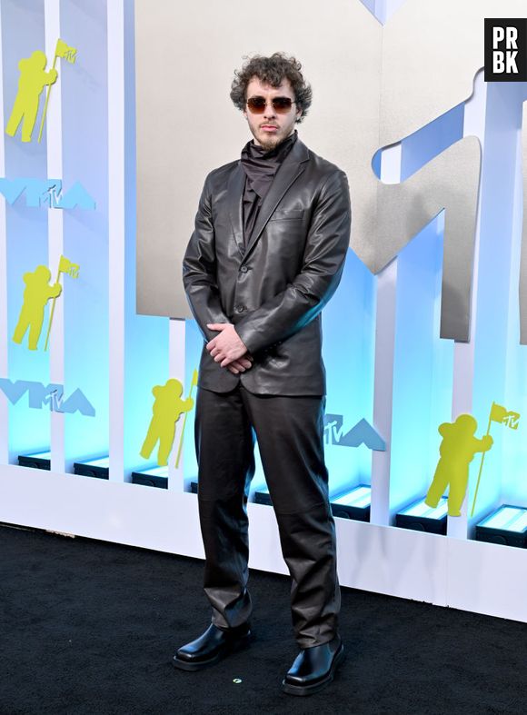 Jack Harlow exibe seu look all clack de couro no red carpet do MTV Video Music Awards 2022