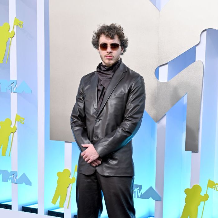  Jack Harlow  exibe seu look all clack de couro no red carpet do MTV Video Music Awards 2022