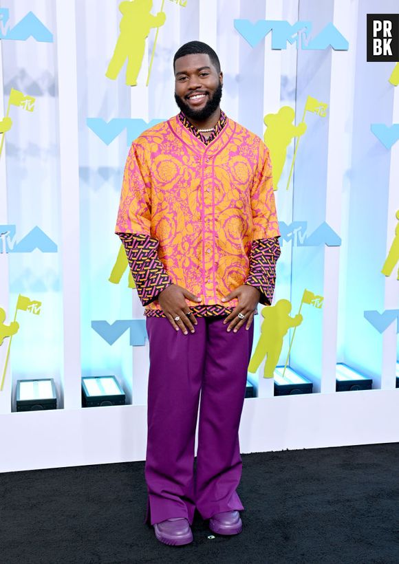 Khalid exibe seu look Versace no red carpet do MTV Video Music Awards 2022