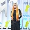 Avril Lavigne exibe seu look all black no red carpet do MTV Video Music Awards 2022; cantora chamou atenção pelas mechas em laranja no cabelo