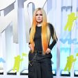 Avril Lavigne exibe seu look all black no red carpet do MTV Video Music Awards 2022; cantora chamou atenção pelas mechas em laranja no cabelo