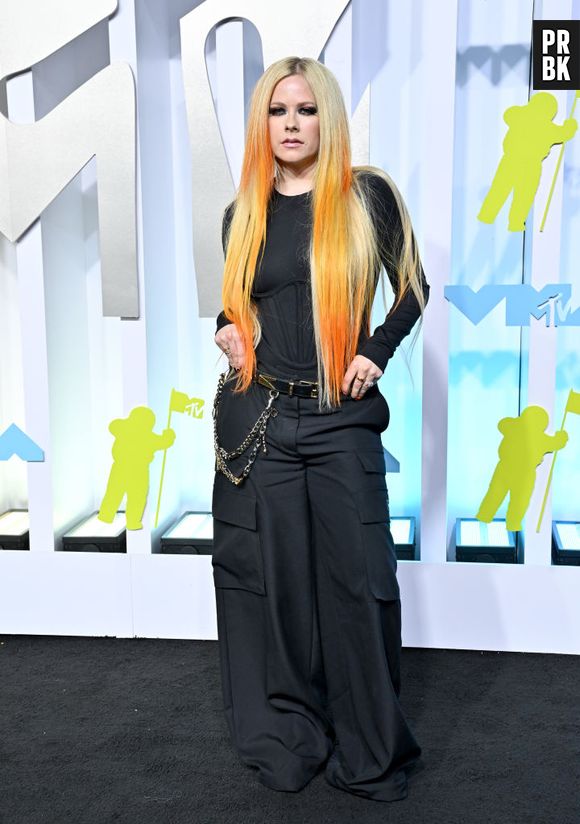 Avril Lavigne exibe seu look all black no red carpet do MTV Video Music Awards 2022; cantora chamou atenção pelas mechas em laranja no cabelo