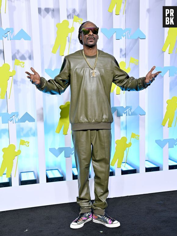 Snoop Dog exibe seu conjunto verde musgo no red carpet do MTV Video Music Awards 2022