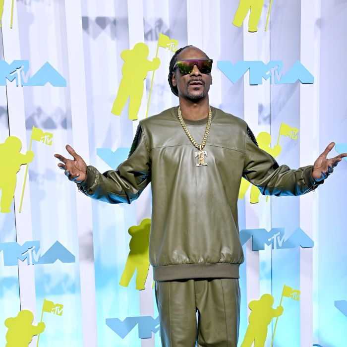 Snoop Dog exibe seu conjunto verde musgo no red carpet do MTV Video Music Awards 2022