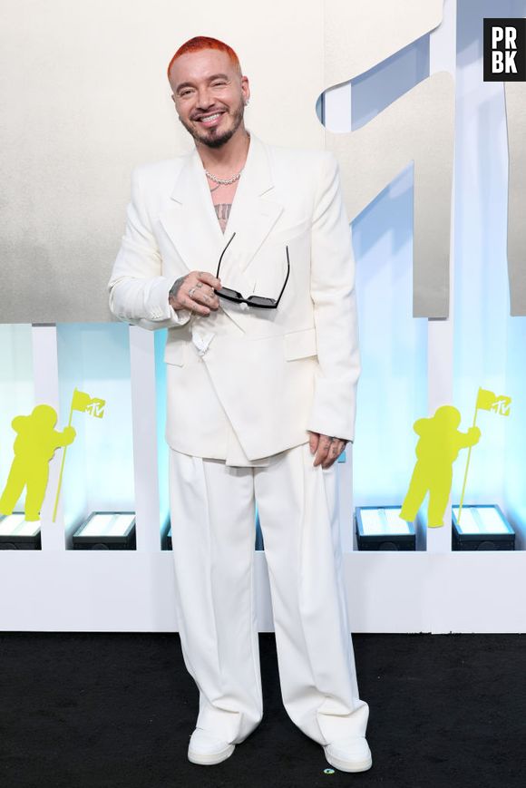 J Balvin exibe seu look total white no red carpet do MTV Video Music Awards 2022