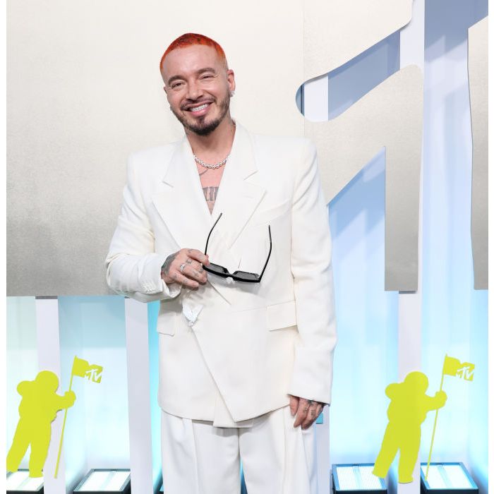 J Balvin exibe seu look total white no red carpet do MTV Video Music Awards 2022