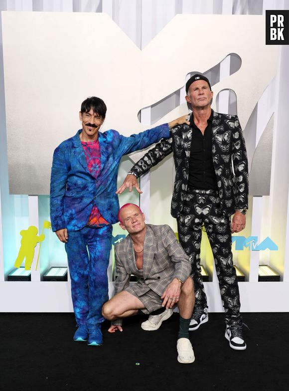 Anthony Kiedis, Flea e Chad Smith, da banda Red Hot Chili Peppers, exibem seus looks coloridos e diferenciados no red carpet do MTV Video Music Awards 2022