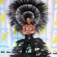 Lil Nas X exibe seu look criado pelo designer de moda Harris Reed   no red carpet do MTV Video Music Awards 2022