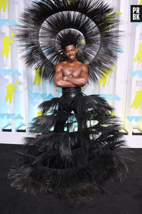 Lil Nas X exibe seu look criado pelo designer de moda Harris Reed no red carpet do MTV Video Music Awards 2022