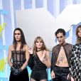  Ethan Torchio, Victoria De Angelis, Damiano David, e Thomas Raggi, do Måneskin, exibem seus looks no red carpet do MTV Video Music Awards 2022 