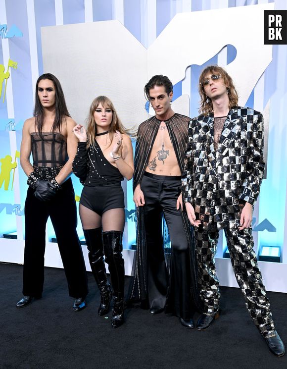 Ethan Torchio, Victoria De Angelis, Damiano David, e Thomas Raggi, do Måneskin, exibem seus looks no red carpet do MTV Video Music Awards 2022