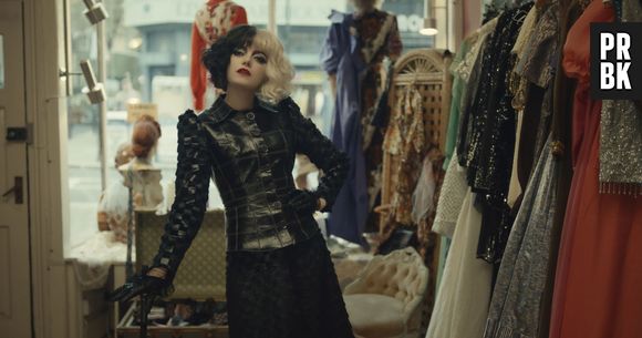 Taylor Swift já apareceu em uma foto escondida em uma cena de "Cruella", mesmo filme se passando nos anos 1970