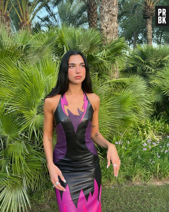 Dua Lipa começou a inspirar as fashionistas com conjuntos de roupas esportivas, misturando com as de grife e lingerie visível durante seus shows