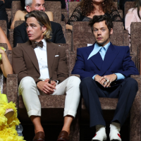 "Don't Worry Darling": Harry Styles brinca com cuspe em Chris Pine em show