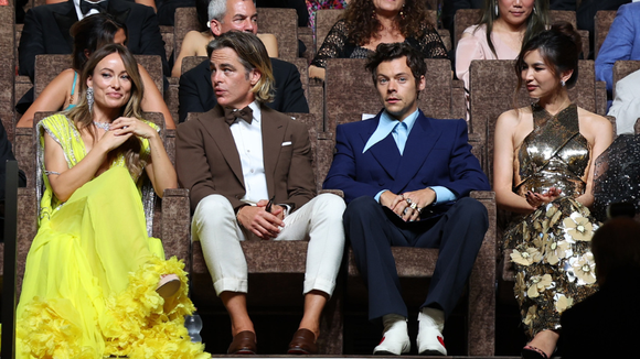 "Don't Worry Darling": Harry Styles brinca com cuspe em Chris Pine em show