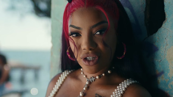 Ludmilla lança "TIC TAC", clipe gravado na Jamaica, com looks marcantes e Sean Paul