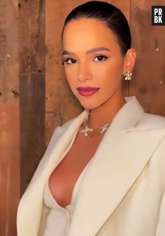 Bruna Marquezine usou conjunto total branco assinado por Alexandre Vauthier