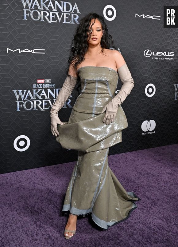 Rihanna compareceu a evento de "Pantera Negra: Wakanda Forever", na última quarta-feira (26)