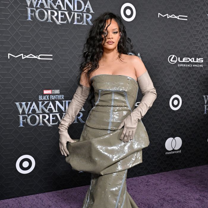Rihanna compareceu a evento de &quot;Pantera Negra: Wakanda Forever&quot;, na última quarta-feira (26)