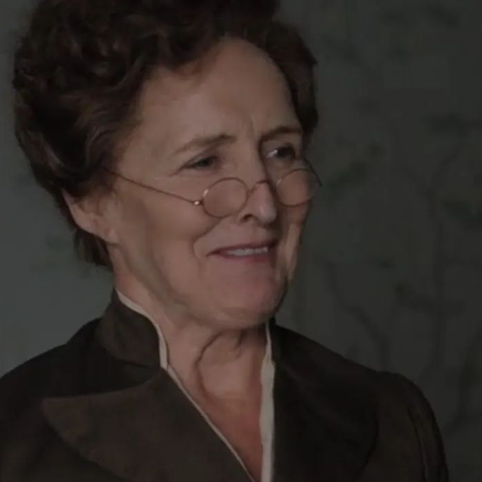 A tia de Harry Potter, interpretada por Fiona Shaw, aparece em &quot;Enola Holmes&quot;