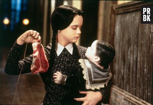 Wandinha (Christina Ricci) faz de tudo para matar o irmão mais novo em "A Família Addams 2"