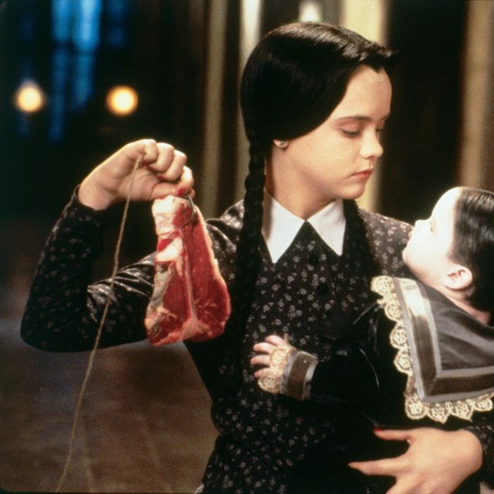 Wandinha (Christina Ricci) faz de tudo para matar o irmão mais novo em &quot;A Família Addams 2&quot;